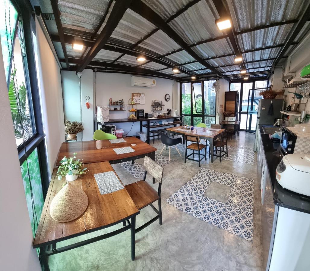 Отель 33 Poshtel (Adults Only) Чиангмай Экстерьер фото