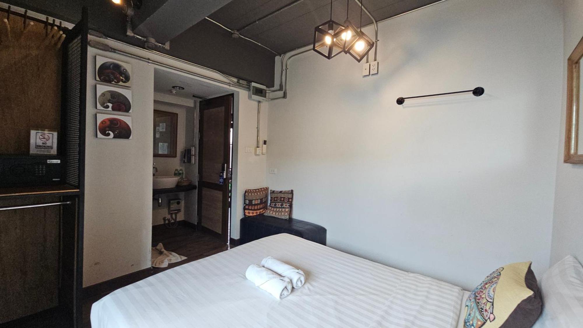 Отель 33 Poshtel (Adults Only) Чиангмай Экстерьер фото